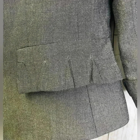 Tahari Gray two piece skirt suit size 8p - Picture 4 of 15